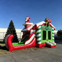 Structure gonflable de Noël avec toboggan et toit Père Noël pour enfants, idéale pour les fêtes et événements en extérieur