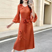 Robe midi plissée Miyake élégante pour soirée sociale, à col en V, manches lanternes, poignets à volants, taille nouée, ornée de fleurs 3D et de perles
