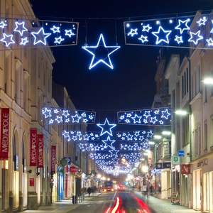 Guirnalda de Luces LED para Exteriores Personalizada para Decoraciones de Halloween y Navidad, Diseño Impermeable para Exteriores con Clasificación IP65, Voltaje de 220v - Product Image 1