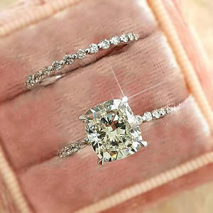 Anello Q755 con Diamante Taglio Cushion, Diamante Naturale, Stile Classico per Fidanzamento Femminile - Product Image 1