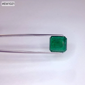 Esmeralda Zambiana Octogonal Facetada de 12.05ct, Gema Suelta de Alta Calidad, Color Verde Intenso, Claridad Excepcional para Joyería de Lujo - Product Image 1