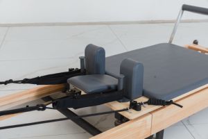 Remols lipat Studio Maple komersial kasur Pilates kayu tenang halus lipat Pilates remantan tempat tidur Pilates lipat - Product Image 2