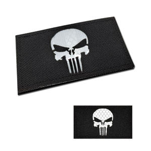 Parches Tácticos Reflectantes en Blanco y Negro con Diseño de Calavera de Punisher, con Cierre de Gancho y Bucle - Product Image 2