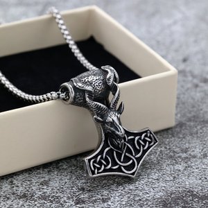 Yunnique – collier avec pendentif en acier inoxydable pour hommes, avec tête de chèvre, design marteau de Thor, pour cadeau, assorti aux vêtements - Product Image 1