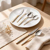 Ensemble de couverts modernes 4 pièces en acier inoxydable 410, finition miroir, avec garniture dorée et poignée perlée, pour la restauration fine et les mariages