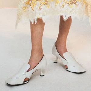 Sandalias de tacón bajo y fino con diseño retro y punta cuadrada para mujer, con tachuelas metálicas y aberturas laterales, estilo retro para vestir. - Product Image 2