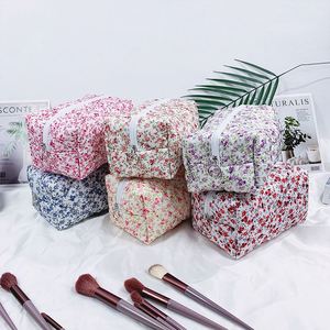 Bolsa de Maquillaje Floral Personalizada, Bolsa Pequeña con Cierre, Linda Bolsa Cosmética Acolchada para Mujer - Product Image 3