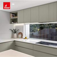 Armoire de cuisine Alland moderne minimaliste, finition mate vert sauge mat, bord arrondi incurvé, partie supérieure cannelée et rainurée