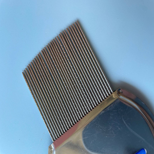 مشط إزالة القمل للحيوانات الأليفة من الشركة المصنعة بالجملة مع شعار مخصص، مشط من الفولاذ المقاوم للصدأ لإزالة البراغيث للكلاب والقطط - Product Image 3