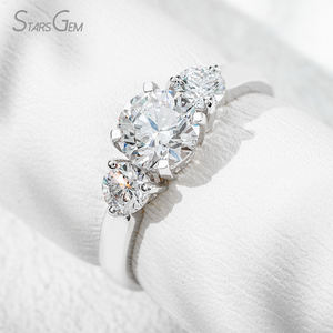 Anillo de Compromiso Clásico de Tres Piedras con Diamante Cultivado en Laboratorio de Corte Brillante de 1.47ct y 6.36mm, Color D, Oro Blanco de 18K, 3g, Starsgem - Product Image 3