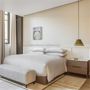 Ensemble de mobilier de chambre d'hôtel contemporain sur mesure : Cadre de lit en bois économique avec tête de lit, table de chevet et banquette ottoman - Product Image 6
