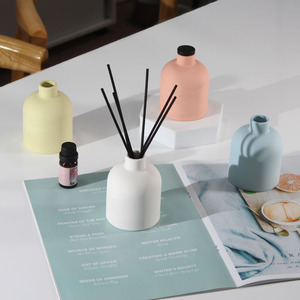 Diffuseur d'arômes sans flamme en argile colorée minimaliste 200 ml pour la vente en gros transfrontalière, avec bâtonnets diffuseurs et bouteille de parfum pour diffusion olfactive - Product Image 3