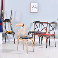 Chaise d'hôtel bon marché Vente en gros Empilable au design vintage Salle à manger de mariage à dossier croisé pour banquet événement en bois