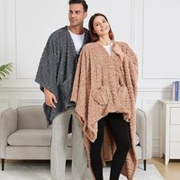 Plüsch-Schal TV-Fleece-Decke Poncho Fabrik China Winter Flauschige Tragbare Sherpa-Decke mit Taschen für Erwachsene