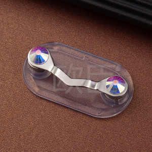 时尚胸针创意镀铁磁性眼镜架，带吸力胸针和耳机夹 - Product Image 4