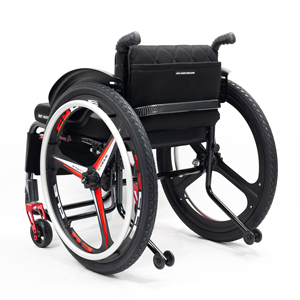 Fauteuil roulant manuel léger noir avec dossier souple <span class=keywords><strong>en</strong></span> <span class=keywords><strong>aluminium</strong></span> et poignées argentées – Accessoire sportif confortable et pratique - Product Image 3