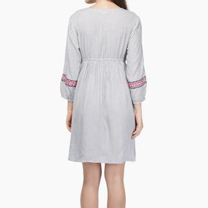 Vestido de Lino OEM de Verano, Estilo Boho, con Bordado Floral-Geométrico, Vestido de Algodón Mini con Capas y Borlas - Product Image 4