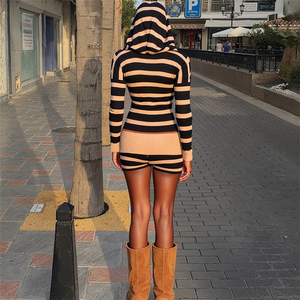 Completo a Due Pezzi in Maglia a Righe per Donna: Giacca Corta con Cappuccio a Maniche Lunghe e Scollo a V + Pantaloncini Aderenti con Vita Elastica, Stile Semplice da Strada - Product Image 3