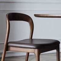Chaise de salle à manger rembourrée en cuir massif avec dossier incurvé