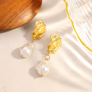 Boucles d'oreilles pendantes géométriques en perles baroques, plaqué or 18 carats, acier inoxydable, texture irrégulière, pour soirée et mode - Product Image 1