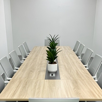 Ensemble de table et chaises de conférence de bureau moderne pour 10 à 12 personnes, table de réunion en bois avec prises électriques