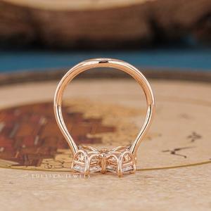 Bague classique en diamant de haute joaillerie avec pierre sertie à griffes et bande polie pour une élégance au quotidien - Product Image 6