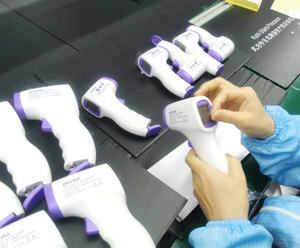 <span class=keywords><strong>Thermomètre</strong></span> <span class=keywords><strong>frontal</strong></span> infrarouge numérique sans contact pour bébé et adulte, <span class=keywords><strong>prix</strong></span> d'usine, alimenté électriquement - Product Image 1