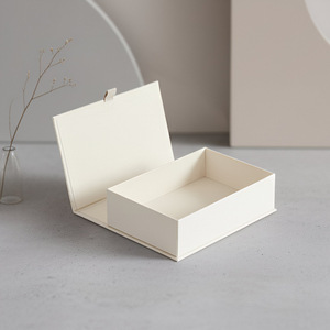 Boîte cadeau magnétique personnalisée, emballage rigide en forme de livre avec couvercle rabattable, finition brillante, matériaux recyclés, option bougie - Product Image 4