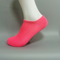 Chaussettes de couleur blanche tricotées en coton polyester respirant pour femmes Meilleure vente Garantie de qualité mince pour l'hiver Utilisation estivale No Show