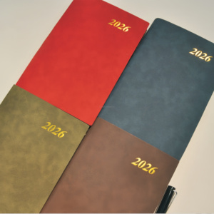 Envíe sus archivos de diseño gráfico, bolígrafos personalizados, diario de cuero con tapa dura tamaño A4, <span class=keywords><strong>agenda</strong></span> 2026 con una página <span class=keywords><strong>por</strong></span> día, planificador con pestañas mensuales - Product Image 1