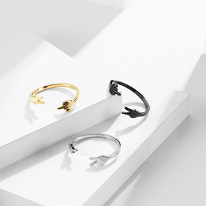 Anillo Minimalista de Acero de Titanio con Forma de Tijera y Signo V, Unisex, para Uso Diario - Product Image 2