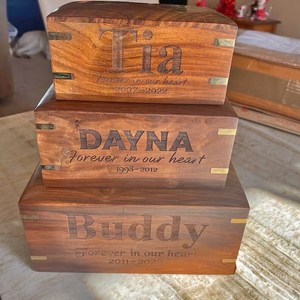 Kotak Guci Hewan Peliharaan dari Kayu Rosewood yang Dipersonalisasi untuk Abu Anjing dan Kucing, Hadiah Simpati untuk Kehilangan Hewan Peliharaan bagi Pecinta Hewan Kecil - Product Image 5
