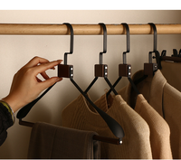 Cintres modernes personnalisés de luxe haut de gamme, en bois de hêtre, à épaules larges, antidérapants, en métal, pour vêtements