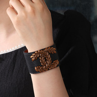 Bracelet en cuir large unique et tendance avec motif floral, boutons colorés et décoration en PU, modèle unisexe Yiwu QNW2713