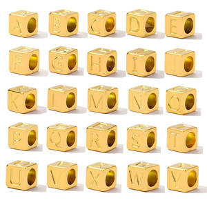 Acier inoxydable A-Z <span class=keywords><strong>Lettre</strong></span> Alphabet Entretoise Perles Femmes Capital Initiale Nom <span class=keywords><strong>Cube</strong></span> DIY Collier Pendentifs Bijoux - Product Image 1