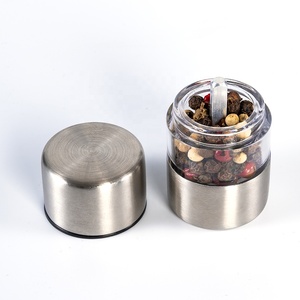 Gadgets de cuisine uniques en acier inoxydable, <span class=keywords><strong>mini</strong></span> <span class=keywords><strong>salière</strong></span> et <span class=keywords><strong>poivrière</strong></span> portable, petit moulin à épices pour la cuisine en <span class=keywords><strong>camping</strong></span> - Product Image 4