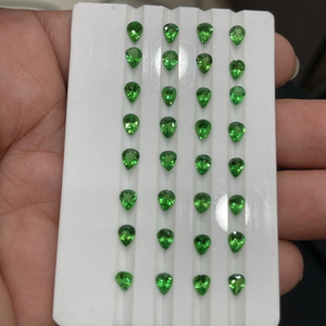 Lupa hecha a mano de granate verde tsavorita, piedras de cristal de corte de pera calibradas naturales para joyería, producto a granel para la fabricación de collares - Product Image 1