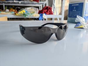 แว่นตานิรภัยสีเข้ม ได้รับการรับรองมาตรฐาน SAFETREE CE & ANSI Z 87.1 - Product Image 4