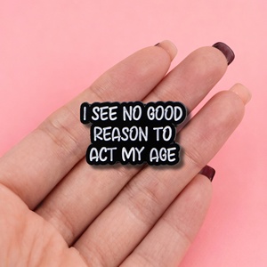 Spilla smaltata personalizzata con citazione sarcastica 'Non vedo alcuna ragione per comportarmi come il mio età' all'ingrosso - Product Image 4