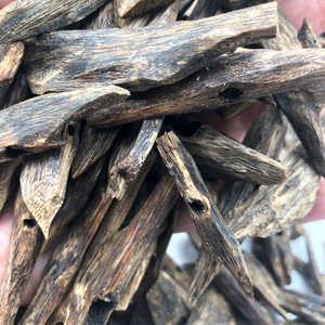 Fourniture en gros <span class=keywords><strong>de</strong></span> <span class=keywords><strong>copeaux</strong></span> d'encens aromatique Oud naturel <span class=keywords><strong>de</strong></span> qualité supérieure, feuilles <span class=keywords><strong>de</strong></span> <span class=keywords><strong>bois</strong></span> d'agar pur pour des solutions <span class=keywords><strong>de</strong></span> parfum <span class=keywords><strong>de</strong></span> maison spécialisées - Product Image 3