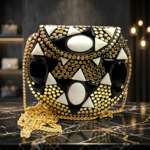 Sacs à bandoulière en résine noire et blanche avec incrustation géométrique et chaîne dorée pour soirées, mariages et événements – Ensemble mosaïque - Product Image 1
