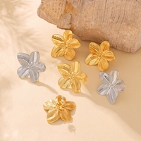 Boucles d'oreilles clous LT-F1221 en acier titane, motif floral géométrique irrégulier martelé et froissé, style vintage