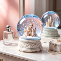 Globe à neige chic en forme de château flottant avec flocons de neige, base en marbre, boule de verre pour anniversaire et décoration de maison de luxe