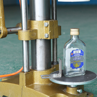 Machine de scellage semi-automatique pour bouchons à vis de bouteilles de vin en verre