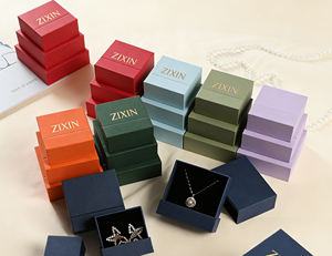 Boîtes cadeaux en papier carrées en plastique luxueuses, couleur corail sauge, rangement élégant pour bibelots, ornées d'un logo doré - Product Image 4