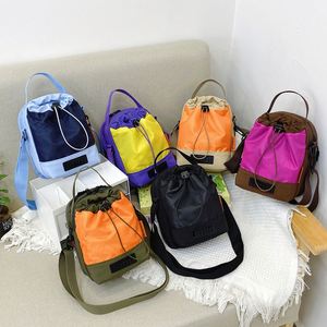 Sac à bandoulière en nylon tendance style INS avec logo personnalisé, sac à dos seau simple bicolore pour la promotion des sports de plein air - Product Image 2