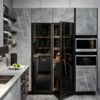 Meubles de cuisine modulaires modernes avec îlot central, bar à petit-déjeuner, portes vitrées, design écologique, finition gris pierre pour salle à manger