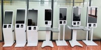 Terminal de libre-service vertical Yingtouch 21,5 pouces avec écran tactile capacitif infrarouge, processeur Intel Core i3, système d'exploitation Android/Windows, Cold-Roll