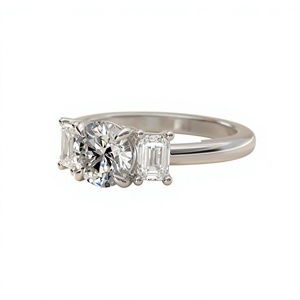 Anillo de Compromiso de Oro Blanco de 14K con 1.50 CTW de Diamantes Cultivados en Laboratorio, Tres Piedras, Corte Esmeralda en el Centro y Piedras Laterales Redondas - Product Image 1