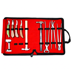 Kit d'outils de ferrage pour l'entretien des sabots de cheval - 10 pièces : Clincher, couteau à sabots, pinces, marteau à fer à cheval, couteau à boucles, extracteur de clous - Product Image 1